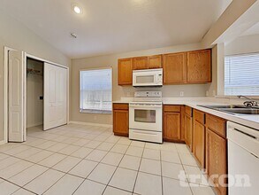 30812 Midtown Ct in Wesley Chapel, FL - Foto de edificio - Building Photo