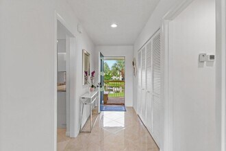 18 Eastgate Dr in Boynton Beach, FL - Foto de edificio - Building Photo