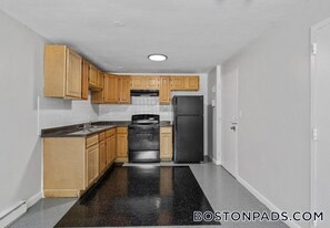 580 Cummins Hwy in Boston, MA - Building Photo