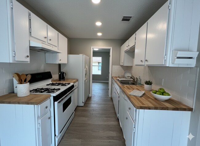 1011 Meadowcreek Dr in Round Rock, TX - Building Photo - Building Photo