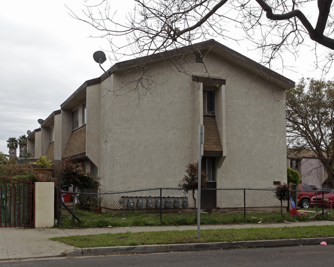 1108 Cacique St in Santa Barbara, CA - Foto de edificio - Building Photo
