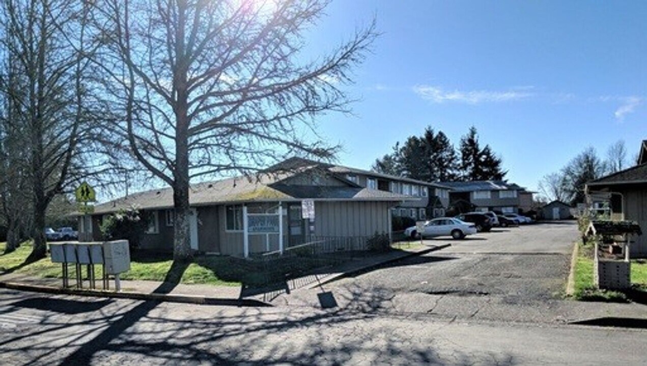 624 32nd Ave SE in Albany, OR - Building Photo