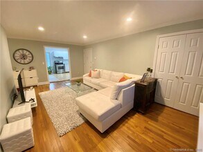 409 Glenbrook Rd in Stamford, CT - Building Photo - Building Photo