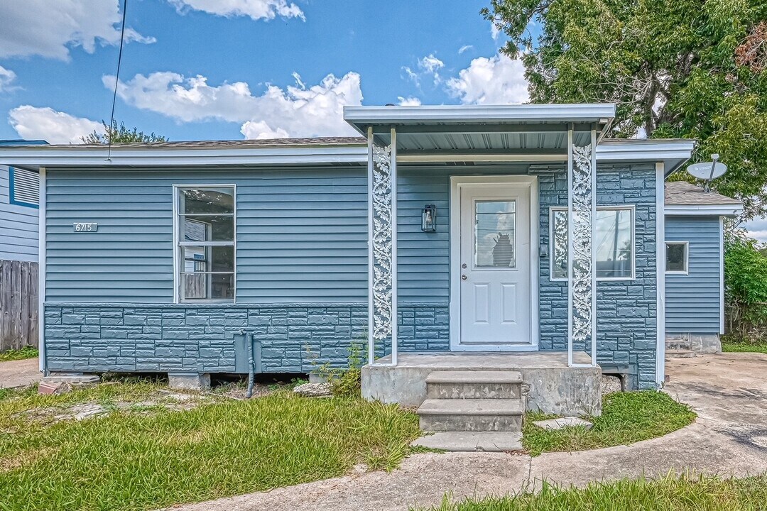 6715 Victoria St in Houston, TX - Building Photo