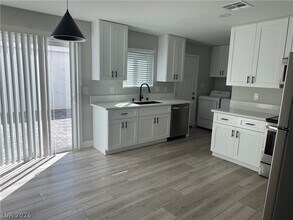 508 Greenbriar Townhouse Way in Las Vegas, NV - Building Photo - Building Photo