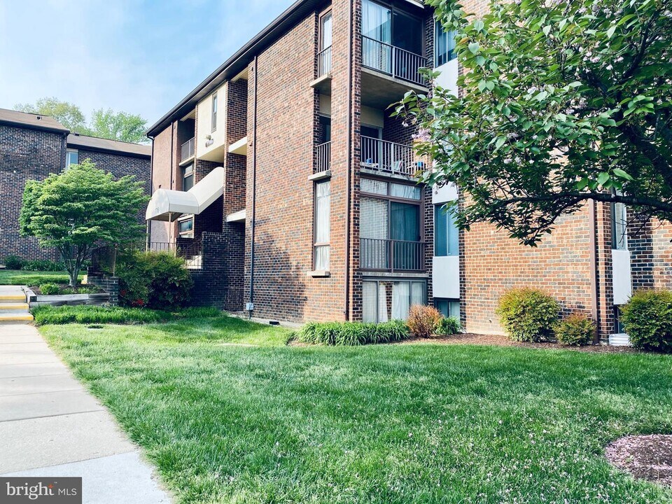 7716 Hanover Pkwy-Unit -301 in Greenbelt, MD - Building Photo