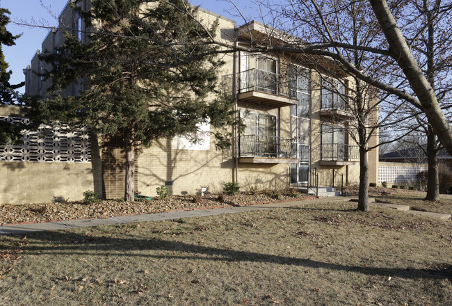 Glenwood Garden Apartments in Overland Park, KS - Building Photo - Building Photo