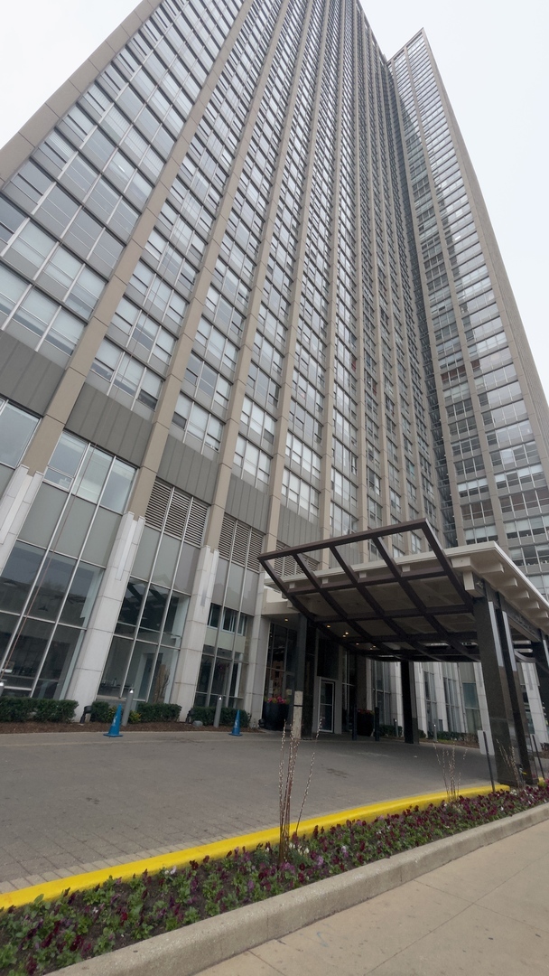655 W Irving Park Rd in Chicago, IL - Building Photo - Building Photo