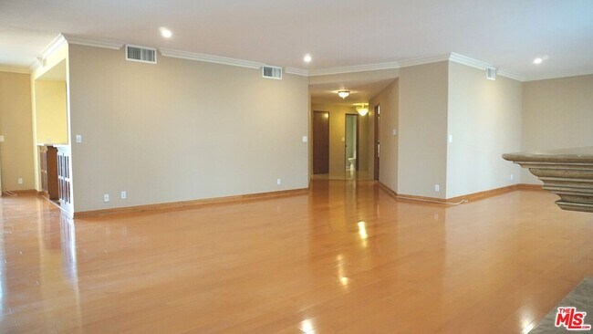 4460 Wilshire Blvd-Unit -503 in Los Angeles, CA - Building Photo - Building Photo