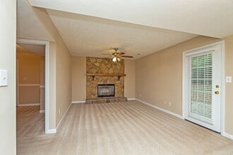 5972 Nell Ln in Ellenwood, GA - Foto de edificio - Building Photo