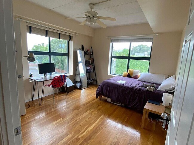 955 Cambridge St, Unit H11 in Cambridge, MA - Foto de edificio - Building Photo
