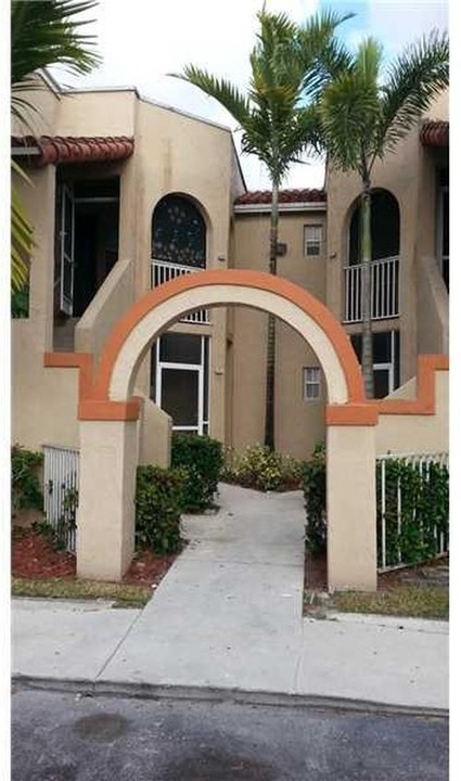 433 SW 86th Ave-Unit -104 in Pembroke Pines, FL - Foto de edificio