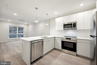 3449 Scotts Ln, Unit A403 in Philadelphia, PA - Foto de edificio - Building Photo