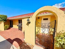 136 Harrison Rd in Naples, FL - Building Photo