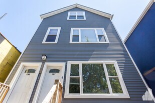 2437 N Ashland Ave, Unit 2F in Chicago, IL - Building Photo