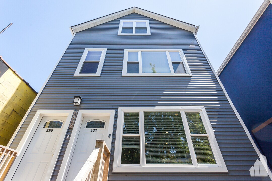 2437 N Ashland Ave, Unit 2F in Chicago, IL - Building Photo