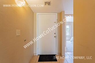 5675 N Camino Esplendora in Tucson, AZ - Foto de edificio - Building Photo