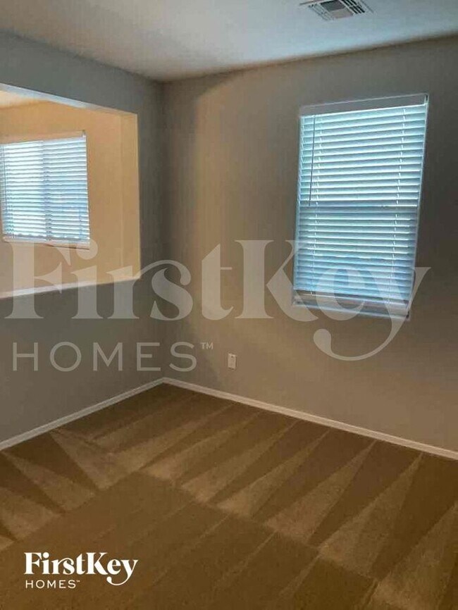 18197 W Foothill Dr in Surprise, AZ - Foto de edificio - Building Photo