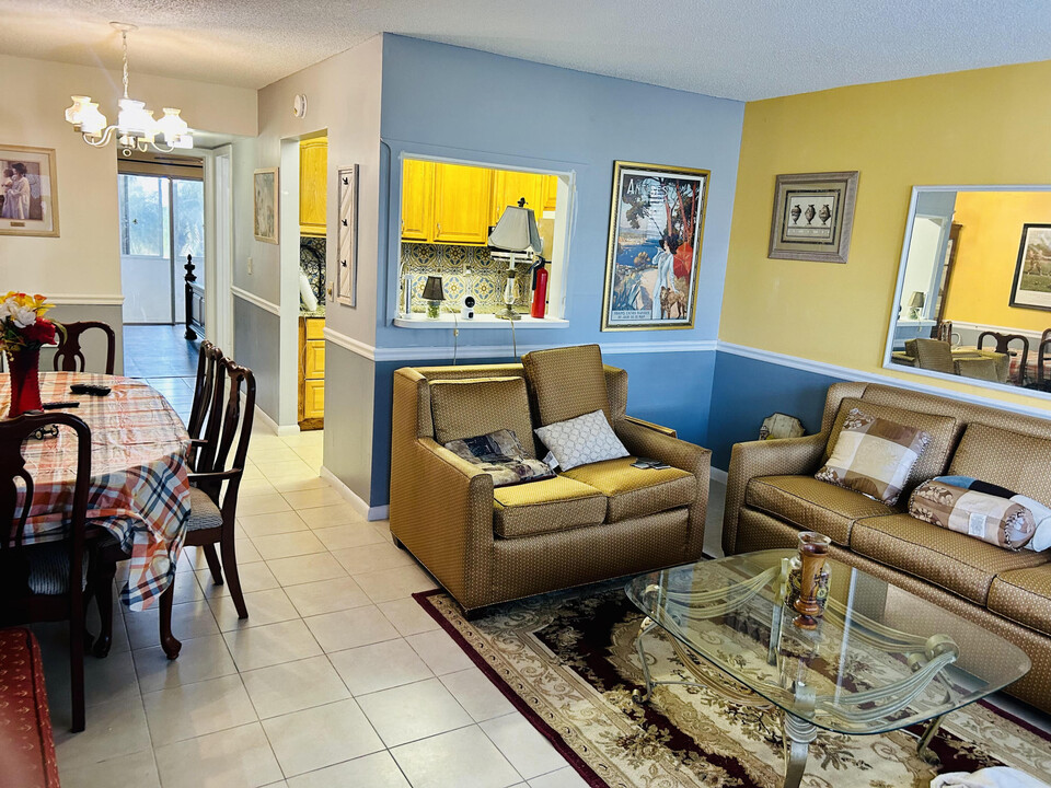 137 Bedford F in West Palm Beach, FL - Building Photo