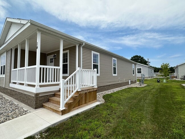 1283 E Ellis Rd in Norton Shores, MI - Building Photo - Building Photo