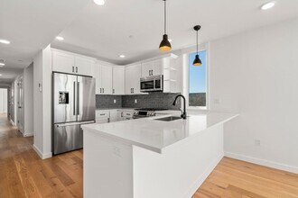 175 Gove St, Unit 5R in Boston, MA - Foto de edificio - Building Photo