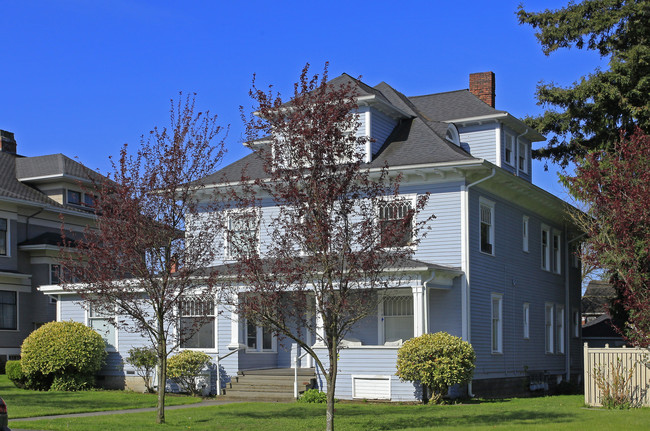 1718 Rucker Ave in Everett, WA - Foto de edificio - Building Photo