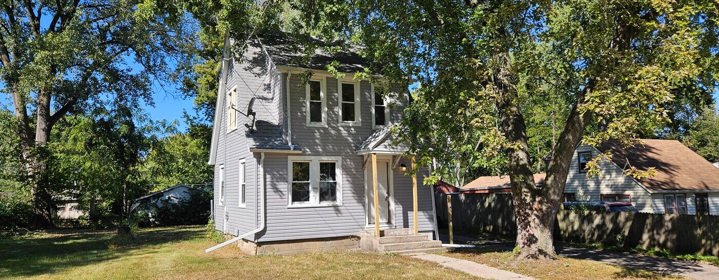 1318 N Burbank Ave in Rockford, IL - Foto de edificio