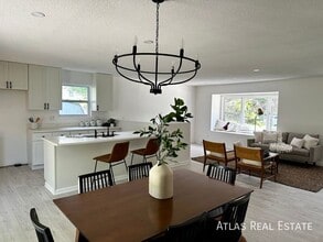 909 NW Oxford Dr in Blue Springs, MO - Foto de edificio - Building Photo