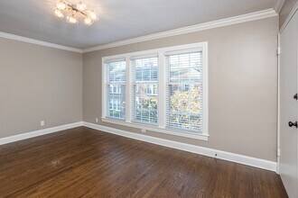 Avenue Willows 2 bed-1 bath with W/D inclu... in Louisville, KY - Foto de edificio - Interior Photo