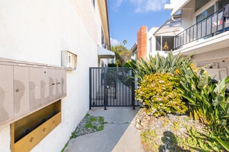 Riverside Apartments at Valley Village in Valley Village, CA - Foto de edificio - Building Photo