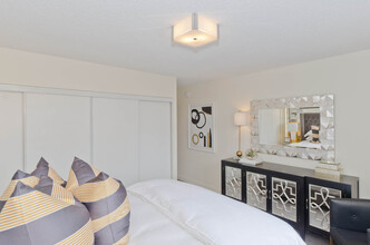 Chateau Apartments in Calgary, AB - Building Photo - Building Photo