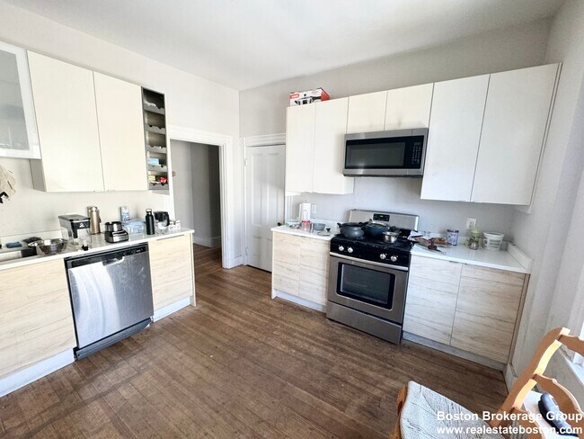 158 Boston St, Unit 2 in Boston, MA - Building Photo - Building Photo
