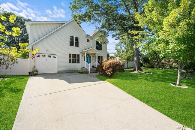 108 S Hillside Ave in Nesconset, NY - Building Photo - Building Photo