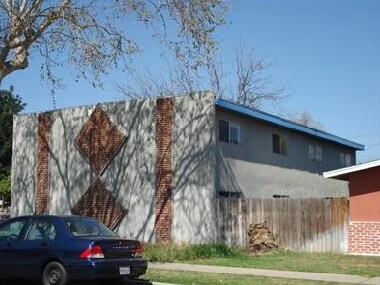 3045 E Washington Ave in Fresno, CA - Foto de edificio