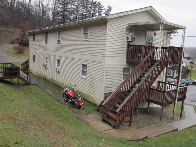 Spruce St in Idamay, WV - Foto de edificio - Building Photo