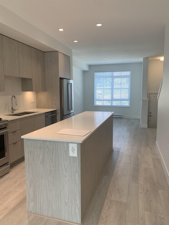 2075 Oak Meadows Dr in Surrey, BC - Building Photo