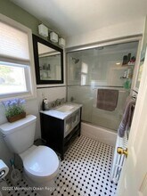 10-12 Oldfield Pl in Red Bank, NJ - Building Photo - Building Photo
