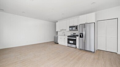 2355 W Fullerton Ave in Chicago, IL - Building Photo - Building Photo