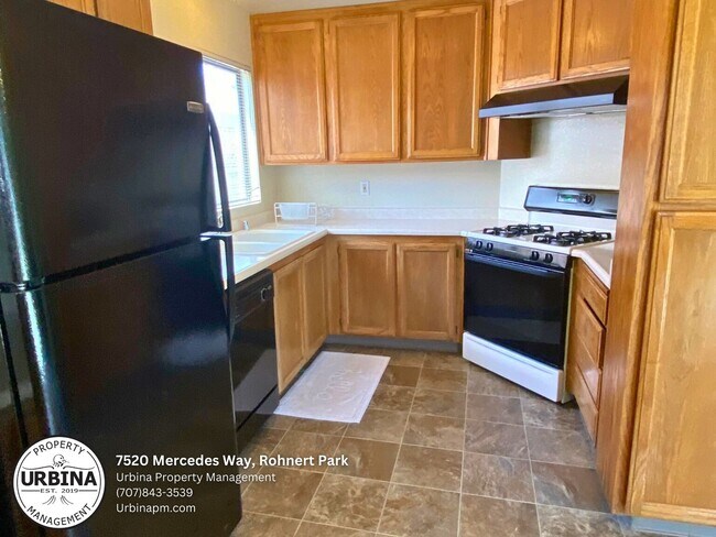 7520 Mercedes Way in Rohnert Park, CA - Building Photo - Building Photo