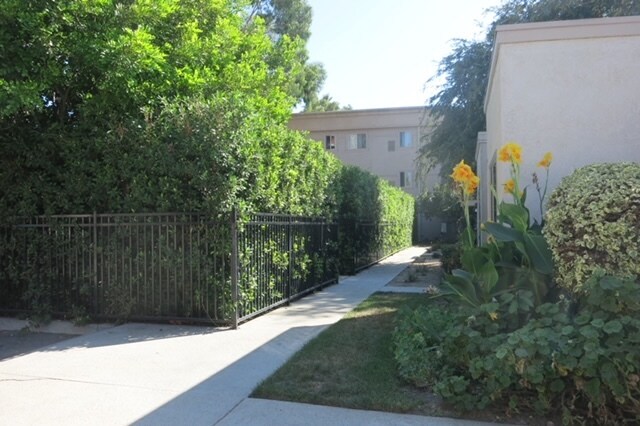 Swansea Park Apartments II in Los Angeles, CA - Building Photo