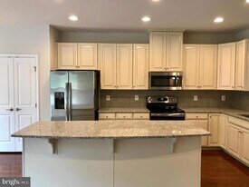 10735 Hinton Wy in Manassas, VA - Building Photo