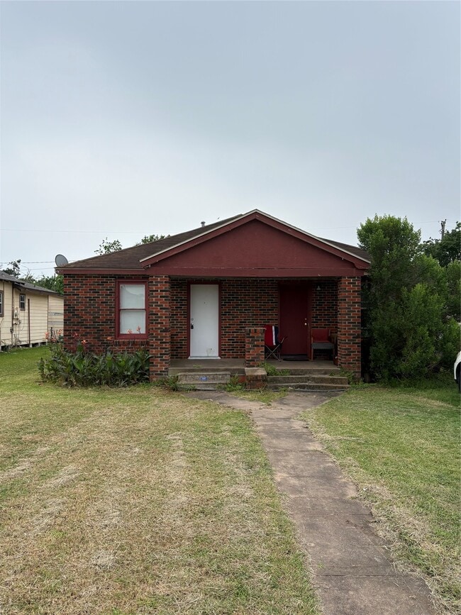 property at 715 W 4th St