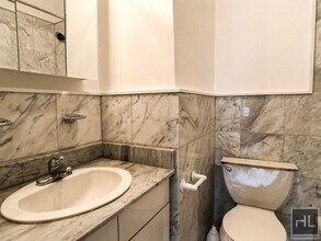 160 W 73rd St in New York, NY - Building Photo - Building Photo