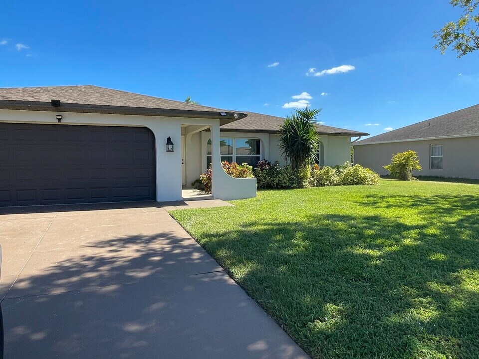 1827 SE Santa Barbara Pl in Cape Coral, FL - Building Photo