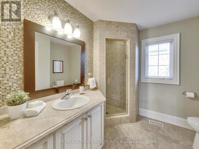 40 Harrow Dr in Toronto, ON - Building Photo - Building Photo