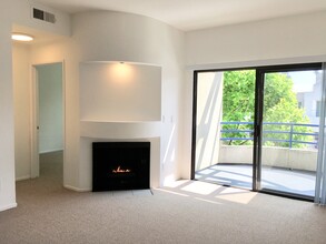 Westbeach Place in Los Angeles, CA - Building Photo - Building Photo