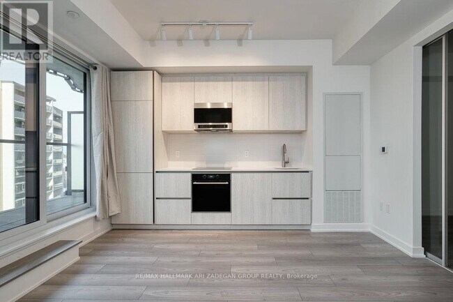 120 Broadway Ave in Toronto, ON - Building Photo - Building Photo