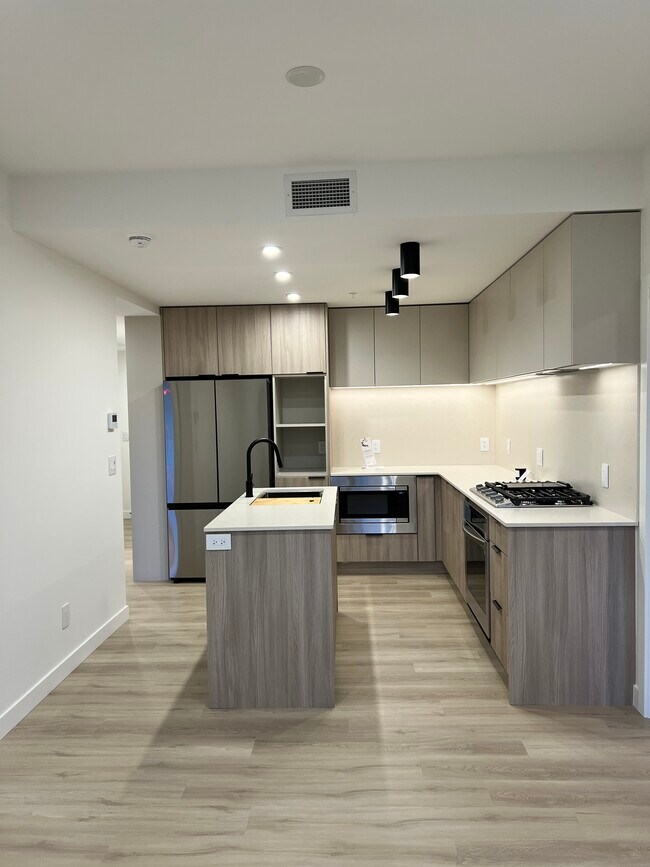 623 Kemsley Av in Coquitlam, BC - Building Photo - Building Photo