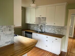 5844 NE 12th Ave, Unit Upstairs Unit in Portland, OR - Building Photo - Building Photo