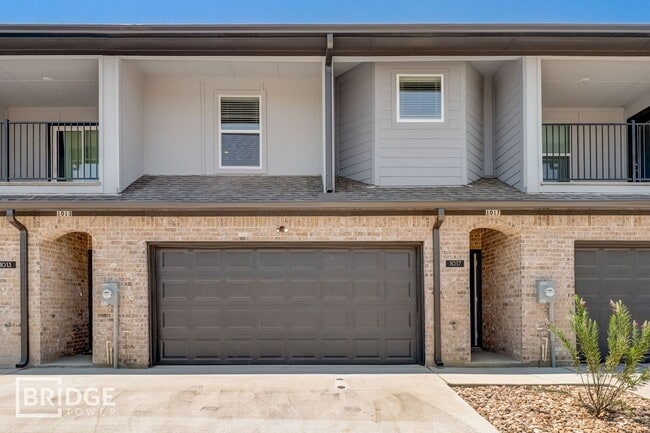 1029 E Golden Ln in Burleson, TX - Building Photo - Building Photo